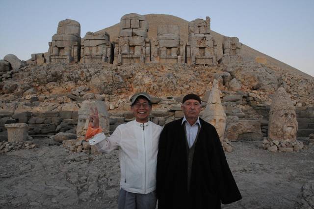 ▲넴루트 다으의 안티오코스1세 무덤 앞에서(왼쪽이 유재원 교수)Ⓒ유재원