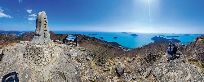 ‘천하일경’이라 불리는 망산 정상 풍광. 망망대해에 크고 작은 섬들이 바다와 어우러져 비경을 연출한다. 왼쪽에 무리를 이룬 대병대도와 소병대도의 섬들이 자리하고,  가운데 매물도와 소매물도 앞에 여유도와 가왕도가 솟아 있다.