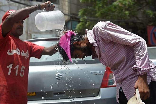 파키스탄 신드주 카라치에서 더위 식히는 행인. AFP 연합뉴스