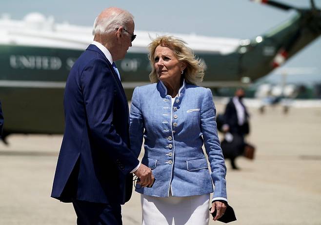 조 바이든(왼쪽) 미국 대통령이 18일(현지시간) 메릴랜드주 앤드루스 공군기지에서 중남미 순방길에 오르는 부인 질 여사를 배웅하고 있다.   앤드루스 공군기지 로이터=연합뉴스