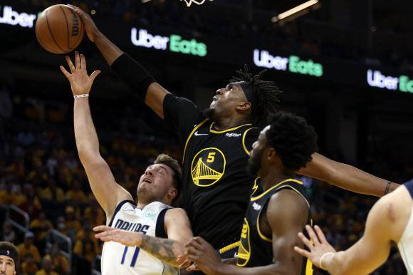 골든 스테이트 워리어스 케본 루니(가운데)가 19일(한국시간) 미국 캘리포니아주 샌프란시스코 체이스 센터에서 열린 2021~22시즌 미국프로농구(NBA) 서부 콘퍼런스 파이널(7전4승제) 1차전에서 댈러스 매버릭스 루카 돈치치(왼쪽) 슛을 블록하고 있다. AP 연합뉴스