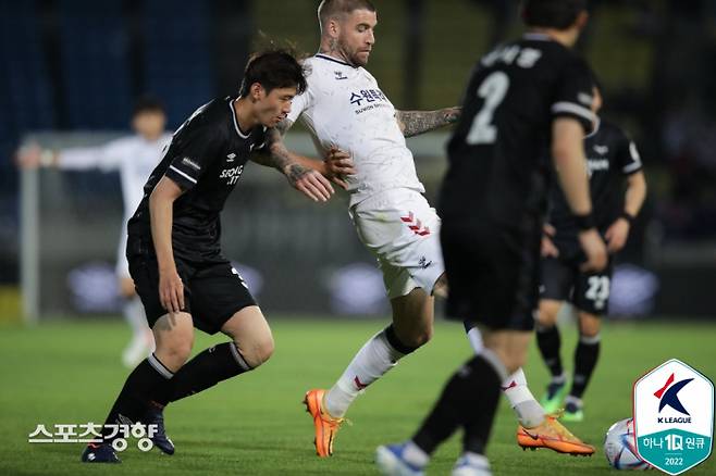 성남 FC 김지수(왼쪽)가 지난 18일 탄천종합운동장에서 열린 수원 FC와의 하나원큐 K리그1 2022 13라운드 경기에서 수원 FC 라스를 수비하고 있다.     프로축구연맹 제공