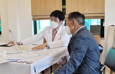 인천힘찬종합병원 신경외과 김중호 과장이 17일 충남 태안 남면농협에서 진행된 의료봉사활동에서 척추 환자를 진료하고 있다.