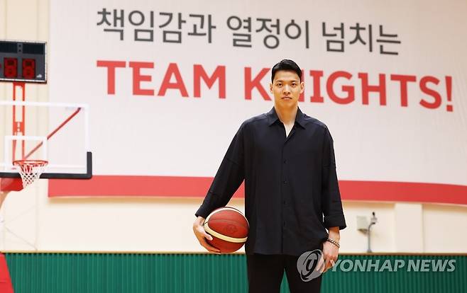 프로농구 플레이오프 MVP 김선형 (용인=연합뉴스) 홍기원 기자 = 2021-2022 KGC인삼공사 정관장 프로농구 우승팀 서울 SK 나이츠 김선형이 18일 경기도 용인시 SK나이츠 체육관에서 진행된 연합뉴스와의 인터뷰에서 포즈 취하고 있다. 2022.5.18 xanadu@yna.co.kr