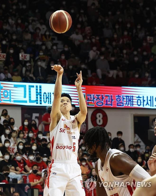김선형 '슛' (안양=연합뉴스) 홍기원 기자 = 지난 8일 경기도 안양실내체육관에서 열린 프로농구 챔피언결정전 4차전 안양 KGC 인삼공사와 서울 SK 나이츠의 경기. SK 김선형이 슛을 하고 있다. 2022.5.8 xanadu@yna.co.kr