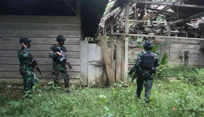 이슬람 극단주의 무장세력 체포작전 펼치는 인니 경찰  [안타라통신, 재판매 및 DB금지]