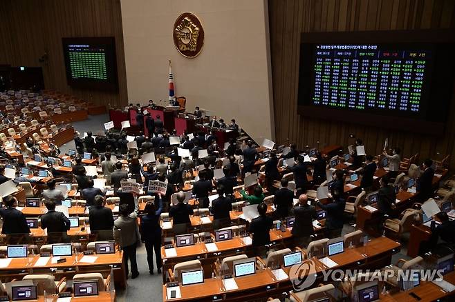 국힘 반발 속 검찰청법 개정안 본회의 통과 (서울=연합뉴스) 이정훈 기자 = 30일 오후 국회 본회의에서 국민의힘 의원들의 반발 속에 검찰청법 개정안이 표결 통과되고 있다. 2022.4.30 [공동취재] uwg806@yna.co.kr