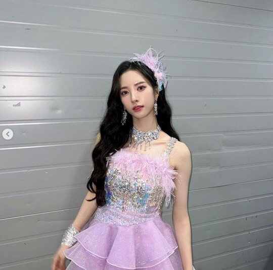 Group WJSN member and actor Bona (Kim Ji-yeon) reported on the recent situation.Bona posted several photos on her 20th day with an article called Queendom through her instagram.In the public photos, Bona returns to her main job, WJSN. Bonas fairy-like beauty dressed in stage costumes catches the eye.Bonas body, which can not be found, and a deep-set clavicle add sexy.On the other hand, Bona received a lot of love for playing the role of Ko Yurim in the recently finished TVN Drama Twenty 5 Twinty Hana.WJSN, which Bona belongs to, is also appearing on Mnet Queen graves2.