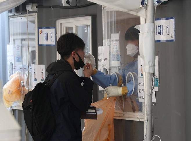 20일 오전 서울역 광장에 마련된 신종 코로나바이러스 감염증(코로나19) 임시선별검사소에서 시민들이 PCR(유전자 증폭) 검사를 받고 있다. (사진=뉴스1)