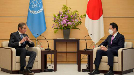 라파엘 그로시 IAEA 사무총장(왼쪽)이 기시다 후미오 일본 총리와 이야기를 나누고 있다.(사진=IAEA)