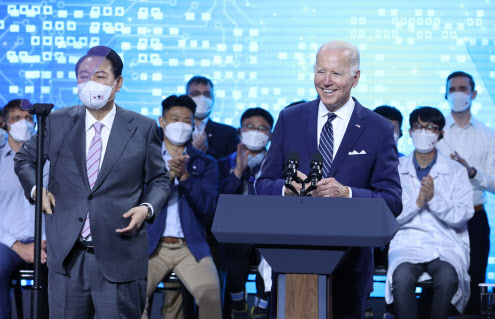 조 바이든 미국 대통령이 20일 오후 경기도 평택시 삼성전자 반도체 공장에서 연설 도중 미소 짓고 있다. (사진=연합뉴스)