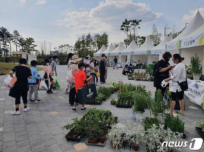 국립세종수목원이 오는 29일까지 방문자센터 앞 광장에서 개최하는 정원식물 직거래 장터에 많은 시민들의 발길이 이어지고 있다. (세종수목원 제공)© 뉴스1