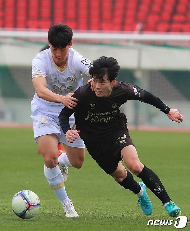 전주시민축구단 김종진 선수(오른쪽)의 경기 모습.© 뉴스1