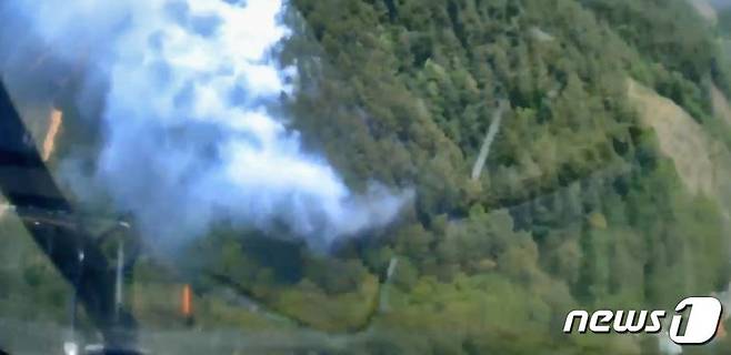 20일 오전 11시 1분쯤 강원 정선군 임계면 송계리에서 산불이 발생해 산림당국이 진화헬기 2대, 장비 12대, 인력 87명을 투입해 진화 중이다. (산림청 중앙산불방지대책본부 제공) 2022.5.20/뉴스1 신관호 기자.