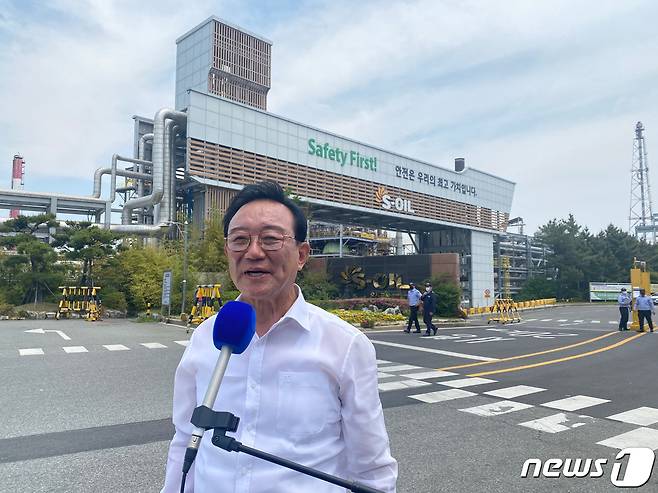 송철호 울산시장 후보가 20일 울산 에쓰오일 온산공장 화재폭발사고 현장을 찾았다.© 뉴스1