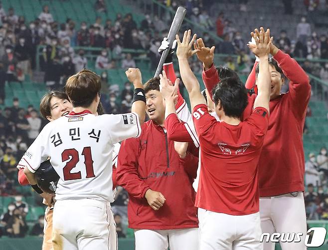 20일 오후 인천 미추홀구 SSG 랜더스필드에서 열린 '신한은행 SOL KBO리그' SSG랜더스와 LG트윈스의 경기, 9회말 무사 1, 2루에서 최지훈의 외야플라이 타구 때 LG의 송구 실책으로 2루주자 김민식이 끝내기 득점에 성공했다. 비디오판독 끝에 승리가 확정되자 SSG 선수들이 환호하고 있다. 2022.5.20/뉴스1 © News1 이성철 기자