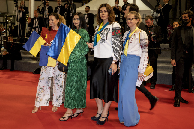우크라이나 깃발을 든 참석자들이 영화 ‘이랴’ 상영회에 참석하고 있다. AP연합뉴스.