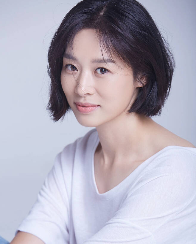 Actor Jang Shin-young has released a new profile photo.Jang Shin-young posted several photos on her SNS on the 20th, and the photos included a new profile photo of Jang Shin-young.Jang, who had a single-haired hair, added a neatly dressed look to his white T-shirt and jeans; there was another version; Jang, wearing a black blouse, doubled the alluring atmosphere with a subtle smile.Jang Shin-youngs visuals, which are cut off hair and younger, stand out.Meanwhile, Jang has two sons, a married actor Kang Kyung-joon in 2018. Jang Shin-young will return to JTBCs cleaning-up in about two years.