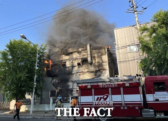 대구 달서구의 한 공장에서 원인을 알 수 없는 불이 나 공장 1동이 소실됐다. /대구소방안전본부 제공