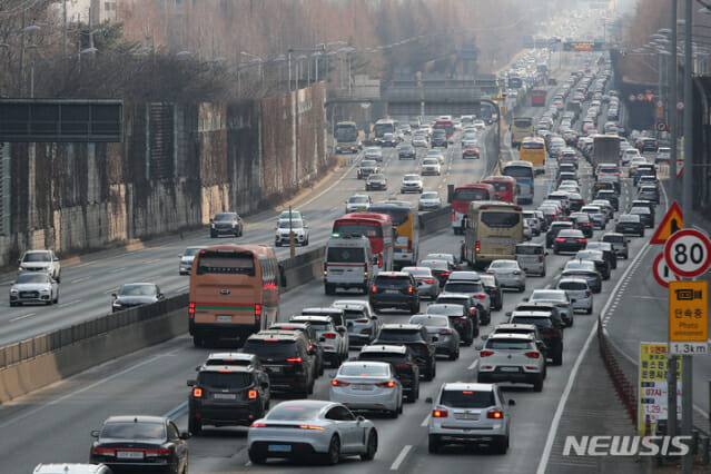 서울 서초구 잠원IC에서 바라본 경부고속도로 하행선(오른쪽)이 차량들로 붐비고 있다.(사진=뉴시스)