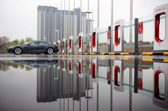 중국 베이징의 한 전기차충전소에서 충전중인 테슬라 차량＜이미지출처:연합뉴스＞