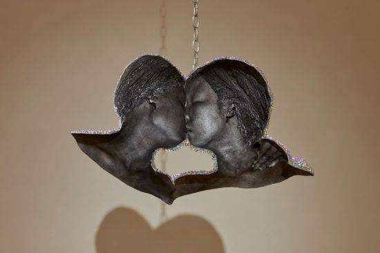 성스러운 뽀뽀, 2021, 라인석, 글리터, 레진, 피그먼트 왁스, 걸이형 기물, 38 x 64 x 18 cm. 곽영준 作. 사진제공 = 아르코미술관