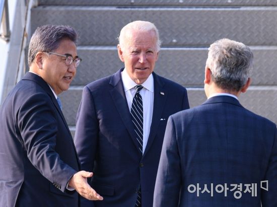 조 바이든 미국 대통령이 20일 경기도 오산 미 공군기지에 전용기인 에어포스원을 타고 도착해 박진 외교부 장관(왼쪽)의 영접을 받고 있다. 바이든 대통령은 20~22일 한국, 22~24일 일본을 순차적으로 방문한다./오산=사진공동취재단
