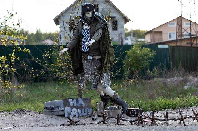 5월 16일 우크라이나 키이우 외곽 보로디얀카의 한 버려진 검문소에 러시아군 복장을 한 마네킹이 버려진 검문소에 '러시아로'라고 쓰인 팻말과 함께 서있다./로이터 연합뉴스