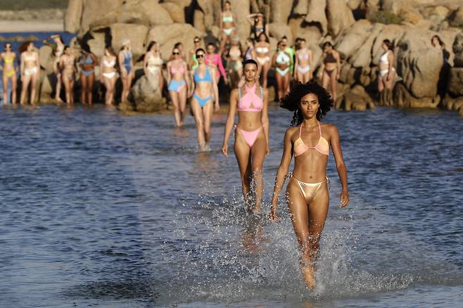 5월 12일 프랑스 지중해 코르시카섬 사르테네에서 열린 한 수영복 패션쇼에서 모델들이 수영복을 입고 물 위를 걷고 있다./AFP 연합뉴스