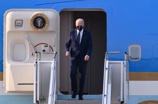 조 바이든 미국 대통령이 20일 경기도 오산 미 공군기지에 도착해 전용기인 에어포스원에서 내리고 있다. 바이든 대통령은 20~22일 한국, 22~24일 일본을 순차적으로 방문한다. 사진공동취재단