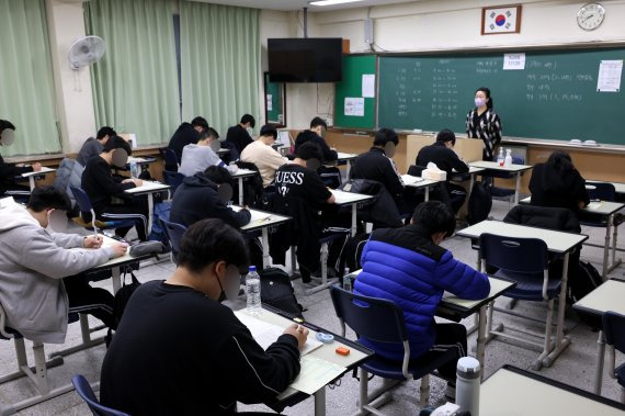 지난 3월 서울 송파구 한 고등학교 3학년 학생들이 시험을 보고 있다./사진=뉴시스