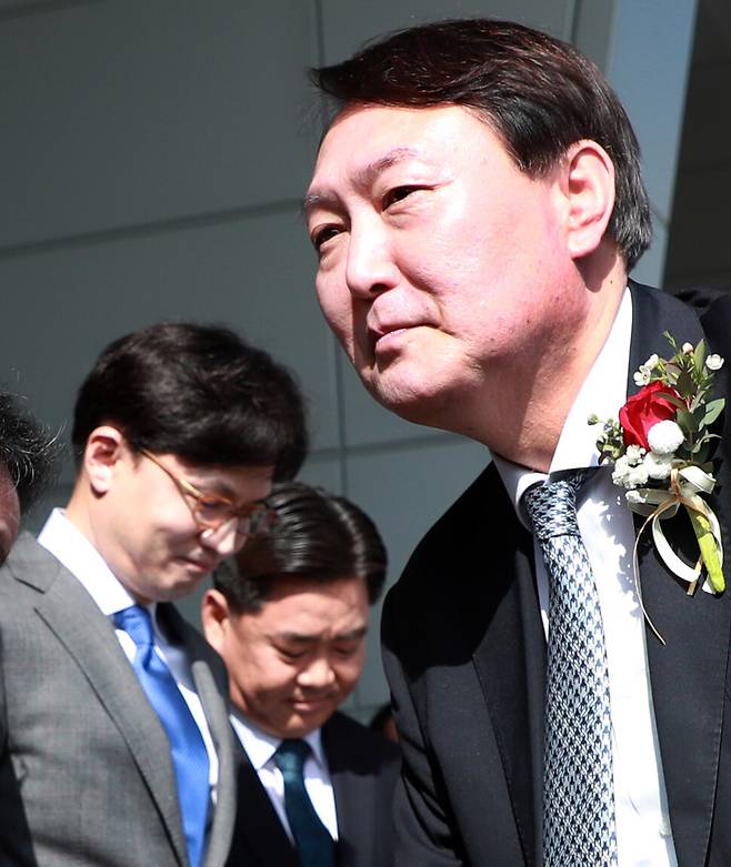 2020년 2월13일 부산지검을 찾은 윤석열 당시 검찰총장 뒤편(왼쪽)에서 한동훈 당시 부산고검 차장이 웃고 있다. 이들은 2년 뒤 각각 대통령과 법무부 장관이 됐다. 연합뉴스