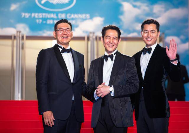 배우 정우성(오른쪽부터)과 이정재 감독, 홍정인 메가박스중앙(주)플러스엠 대표가 19일 밤(현지시간) 프랑스 칸 뤼미에르대극장 레드 카펫에 서서 포즈를 취하고 있다. 칸=뉴스1