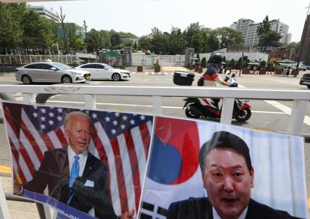 20일 서울 용산구 대통령 집무실 인근에 설치된 바리케이드의 모습. 뉴스1
