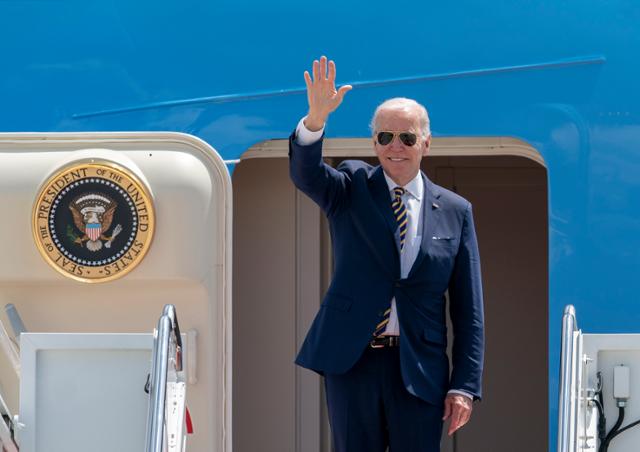 조 바이든 미국 대통령이 19일 메릴랜드주 앤드루스 공군기지에서 한국·일본 순방을 위해 전용기인 에어포스원에 오르며 손을 흔들고 있다. 앤드루스 공군기지 AP=연합뉴스