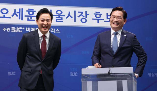 오세훈(왼쪽) 국민의힘 서울시장 후보와 송영길 더불어민주당 서울시장 후보가 20일 서울 양천구 방송회관에서 열린 방송기자클럽 서울시장 후보자 TV토론회에 참석해 토론에 앞서 대화하고 있다. 뉴시스