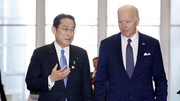 기시다 후미오(왼쪽) 일본 총리와 조 바이든 미국 대통령 [자료사진: 연합뉴스 제공]