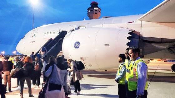 조 바이든 미국 대통령의 취임 후 첫 아시아 순방에 함께하는 백악관 미디어 전세기가 19일(현지시간) 미국 워싱턴 덜레스공항에서 이륙했다. 미국을 비롯해 한국, 일본, 레바논 기자 등 54명이 탑승하고 있다. 워싱턴=박현영 특파원