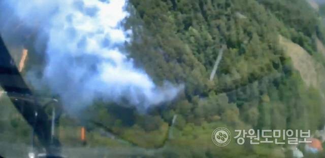 ▲ 20일 오전 11시 1분쯤 정선군 임계면 송계리의 한 야산에서 불이 나 산림당국이 진화작업을 벌이고 있다.(사진제공=산림청)