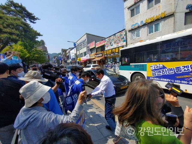 ▲ 이광재 더불어민주당 강원도지사후보는 20일 태백시를 방문, 고원 관광도시 태백의 맞춤형 공약을 발표하며 자신을 포함한 더불어민주당 소속 후보들을 지지해 달라고 호소했다.