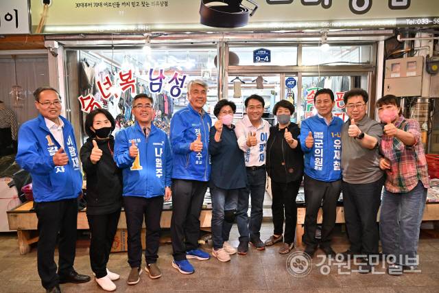 ▲ 더불어민주당 이광재 강원도지사 후보는 20일 최승준 정선군수 후보, 나일주 도의원 후보, 유재철 군의원 후보 등과 함께 고한시장 상가를 돌며 지지를 호소했다.