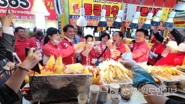 ▲ 김진태 국민의힘 강원도지사후보는 20일 속초 대포항을 방문해 유세활동을 펼쳤다.