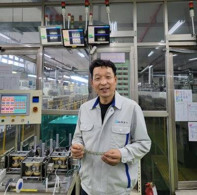 정을연 명진커넥터 대표가 인천 검단 본사 공장 생산라인 앞에서 도금제품에 대해 설명하고 있다. 명진커넥터 제공