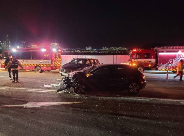 지난달 7일 오후 9시 30분께 세종시 금강보행교 인근 도로에서 국토부 서기관 A씨가 탑승한 승용차와 일가족 8명이 탑승한 SUV 차량이 정면 충돌했다. 세종소방본부 제공.