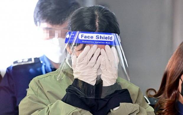 얼굴 가린 계곡살인 피의자 이은해. /사진=연합뉴스