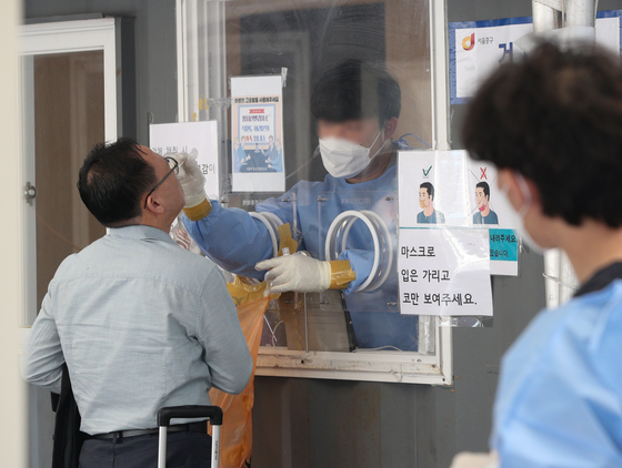 (서울=뉴스1) 신웅수 기자 = 20일 오전 서울역 광장에 마련된 신종 코로나바이러스 감염증(코로나19) 임시선별검사소에서 시민들이 PCR(유전자 증폭) 검사를 받고 있다. 정부는 코로나19 확진자에게 7일간의 격리 의무를 부여하는 현행 방침을 오는 6월20일까지 4주간 더 연장하기로 했다. 2022.5.20/뉴스1
