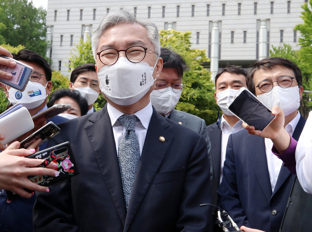 조국 전 법무부장관 아들에게 허위로 인턴확인서를 발급해줘 대학원의 입시 업무를 방해한 혐의로 기소된 최강욱 열린민주당 의원이 20일 서울 서초구 서울중앙지법에서 열린 항소심 선고 공판을 마친 뒤 취재진 질문을 받고 있다./사진=뉴스1