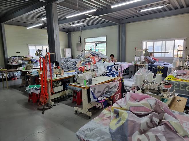 지난 17일 경기 파주시 송촌동에 있는 폐현수막 재활용 마을기업 ‘녹색발전소’의 공장 내부. 설치된 후 짧게는 수십분 만에 철거된 깨끗한 폐현수막들이 가득 쌓여 있다. 김순철 녹색발전소 대표는 “공장으로 들어오는 폐현수막은 한 달에 3000~4000장 수준으로, 선거가 있을 때는 수거량이 20% 이상 늘어난다”고 말했다. 최준선 기자