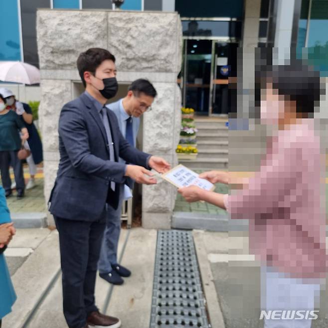 [양산=뉴시스] 안지율 기자 = 자유통일당(대표 전광훈 목사) 구주와 대변인이 20일 경남 양산경찰서를 방문해 문재인 전 대통령 관련 고발장을 접수하고 있다. (사진=양산뉴스파크 제공) 2022.05.15. photo@newsis.com