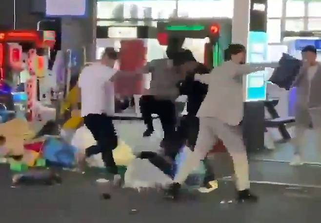 [울산=뉴시스] 구미현 기자 = 경찰에 체포된 A씨등 5명이 지난 15일 새벽 울산 남구의 한 번화가에서 시비가 붙은 행인을 집단 폭행하는 모습. (사진=독자 제공) photo@newsis.com *재판매 및 DB 금지